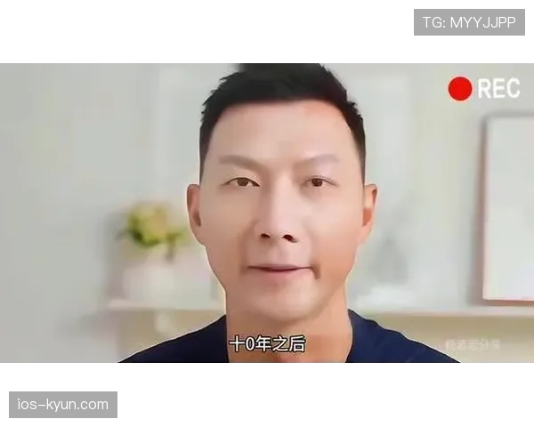 易建联在豪宅厨房偷偷刷剧，连保镖都惊呆了！